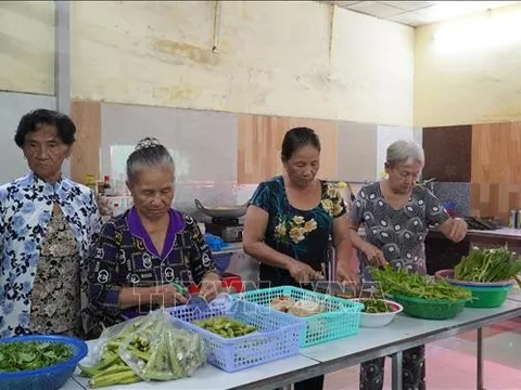 Ấm lòng người nghèo từ những quán cơm nghĩa tình