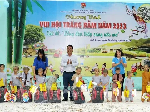 Đêm Trung thu đặc biệt dành cho trẻ em mồ côi ở Vĩnh Long