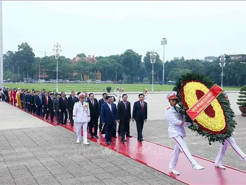 Đại biểu dự Kỳ họp thứ 6, Quốc hội khóa XV vào Lăng viếng Chủ tịch Hồ Chí Minh