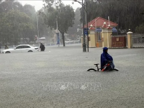 Lũ trên sông Hương vượt báo động III