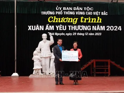 Tết sớm với nhà giáo, học sinh vùng cao