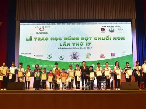 Tiếp sức cho học sinh khó khăn tại Đắk Lắk vươn lên