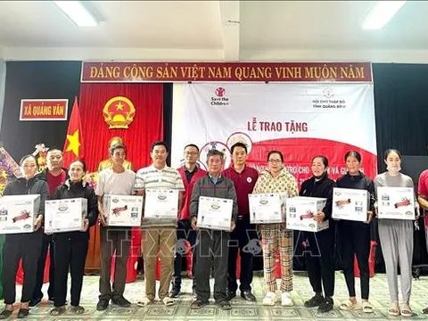 Trao quà hỗ trợ cho học sinh và người dân khó khăn, bị ảnh hưởng bởi thiên tai
