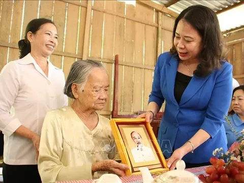 Phó Chủ tịch nước Võ Thị Ánh Xuân tặng quà Tết cho người nghèo tại Bến Tre