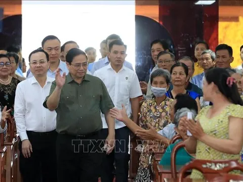 Thủ tướng thăm, tặng quà Tết đối tượng chính sách TP Cần Thơ