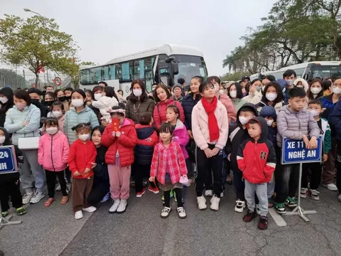 Những chuyến xe nghĩa tình đưa công nhân về quê đón Tết