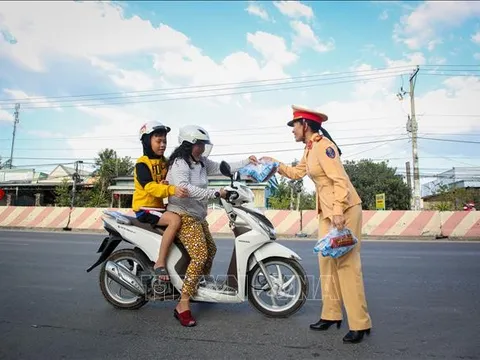Cảnh sát Giao thông Tây Ninh 'đội nắng' phát nước uống cho người dân trong ngày Tết