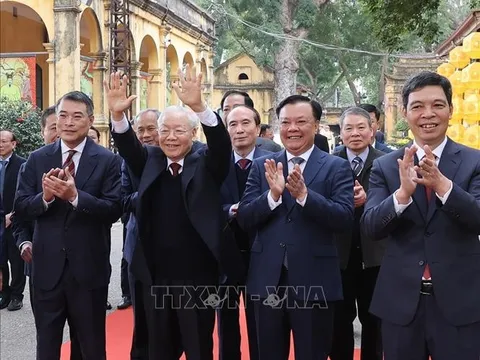 Tổng Bí thư Nguyễn Phú Trọng dâng hương tại Hoàng thành Thăng Long