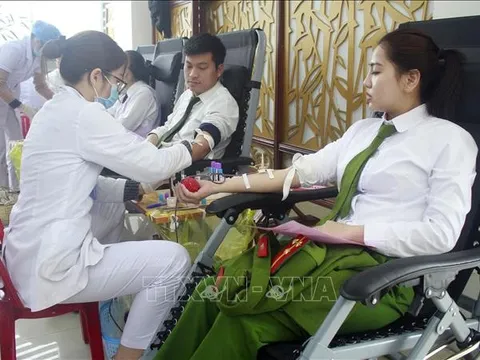 Chiến sỹ Công an chung tay giữ nhịp đập trái tim người bệnh