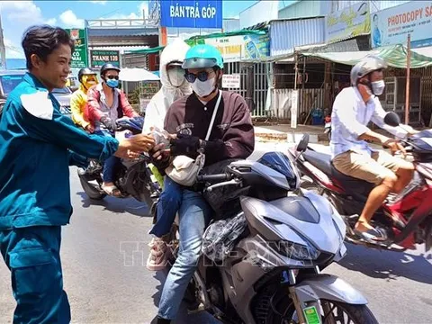 Hỗ trợ nước uống miễn phí cho người dân về quê dịp lễ 30/4 - 1/5