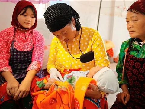 Cô đỡ thôn bản miệt mài cống hiến sức trẻ trên Cao nguyên đá