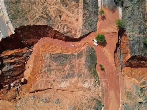 Huy động lực lượng, phương tiện khắc phục sự cố cát tràn do mưa lớn tại Phan Thiết