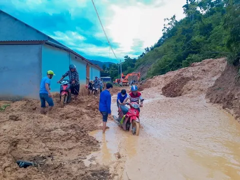 Hơn 20 bản ở huyện Kỳ Sơn đang bị cô lập do mưa lũ