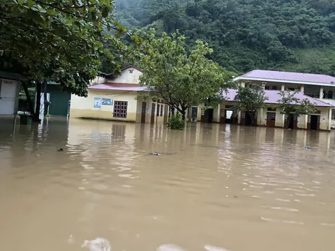Sơn La: Trường học chìm sâu trong biển nước làm gián đoạn việc giảng dạy