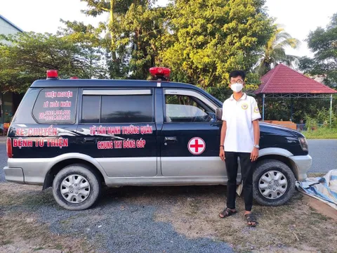 Chàng sinh viên đi làm thêm đủ nghề, tích tiền mua xe chở bệnh nhân từ thiện