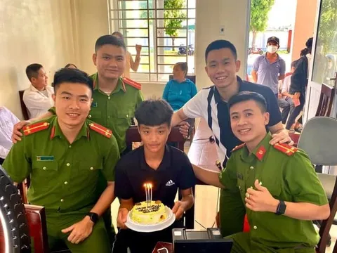 Cậu bé bất ngờ được các chiến sĩ công an tổ chức sinh nhật khi đi làm căn cước công dân