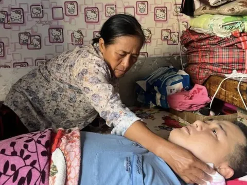 Khâm phục nghị lực của bà mẹ có con trai bị liệt vì tai nạn: Chỉ 1% cũng phải cố gắng