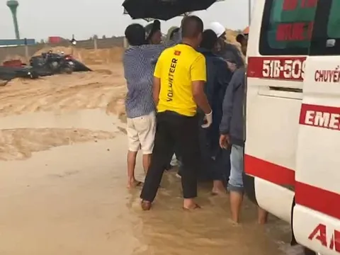 Sập tường nhà máy trong KCN ở Bình Định: 3 người chết, 6 người bị thương