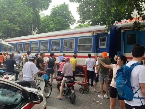 Du khách nước ngoài gặp nạn khi chụp ảnh ở phố cà phê đường tàu