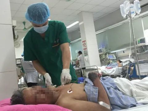 Hà Nội: Một người đàn ông nhập viện cấp cứu sau khi ăn tiết canh, lòng lợn