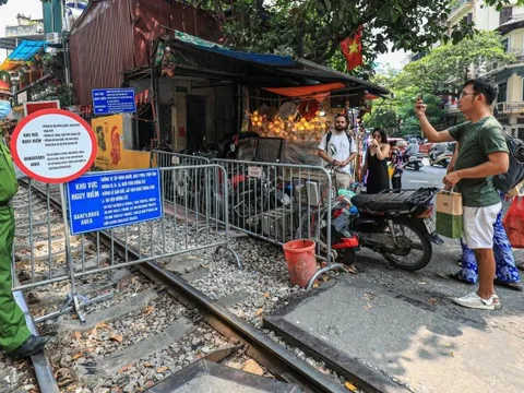 Cục Đường Sắt lên tiếng vụ tàu va khách nước ngoài ở phố cà phê đường tàu
