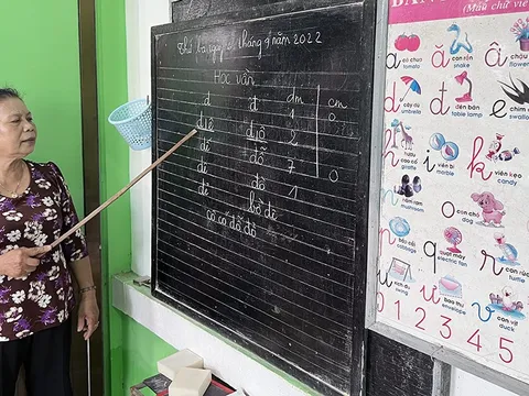 Cô giáo 22 năm biến hiên nhà thành lớp dạy học cho trẻ em nghèo