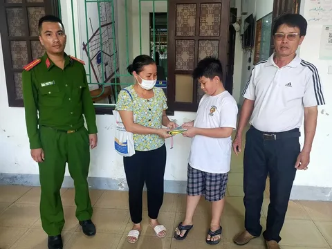 Khen thưởng em học sinh lớp 6 trả lại hơn 50 triệu cho người đánh mất