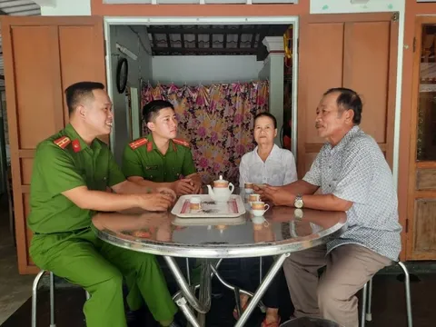 Công an xã giúp một người phụ nữ đoàn tụ với gia đình sau 55 năm