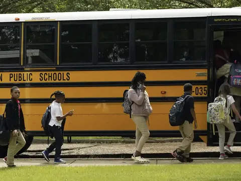 Phát hiện hóa chất gây ung thư trong quần áo đồng phục của trẻ em