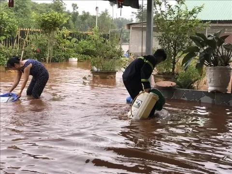 Bình Phước: Mưa lũ kéo dài khiến hàng chục hộ dân bị mắc kẹt giữa dòng nước lớn