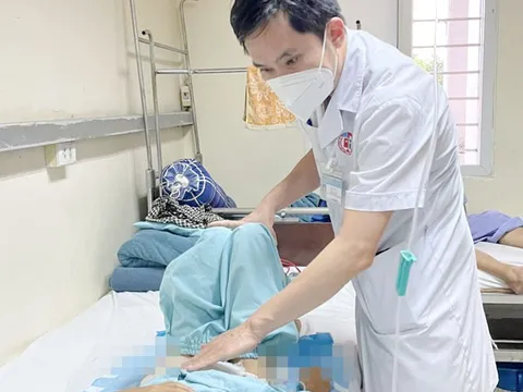 Bé trai thủng trực tràng vì trò đùa của bạn học