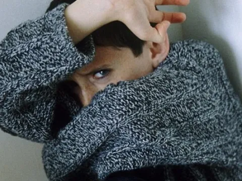 Bé trai bị mẹ ruột đạp gãy xương đùi: Công an vào cuộc điều tra