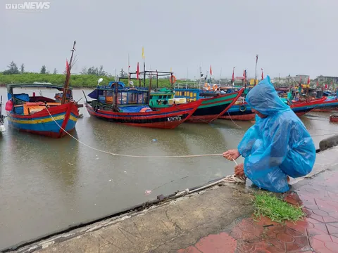Bão Noru mạnh lên 2 cấp trước khi vào biển Đông, ngư dân miền Trung dời tàu lên bờ