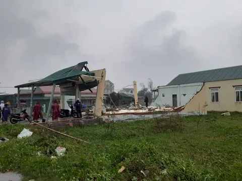 Quảng Trị: 4 người bị thương, hàng trăm ngôi nhà tốc mái do lốc xoáy