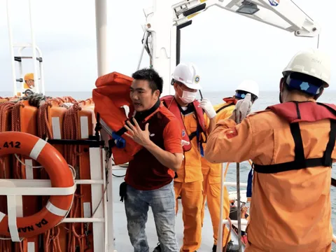 TUYỆT VỜI: Vượt sóng gió cứu sống 14 thuyền viên gặp nạn 'trước mũi' bão NORU