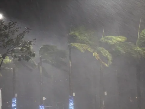 Tin khẩn cấp bão số 4: Tâm bão nằm trên vùng biển Quảng Trị - Quảng Ngãi