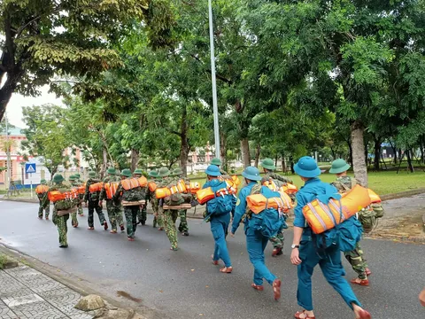 Quân khu 5 huy động xe đặc chủng, máy bay cùng 53.000 chiến sĩ cùng dân chống bão