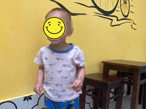 Hà Nội: Lực lượng chức năng xác minh và tìm người bỏ rơi bé trai 2 tuổi giữa trời mưa