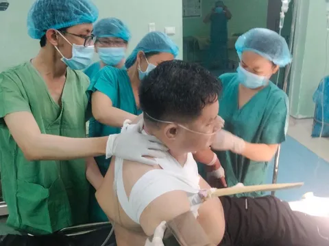 Quảng Ngãi: Cứu sống một bệnh nhân bị cây gỗ đâm thủng bụng