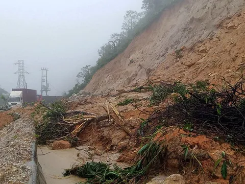 Hà Tĩnh: 8.000m3 đất chắn ngang quốc lộ, ách tắc giao thông nghiêm trọng