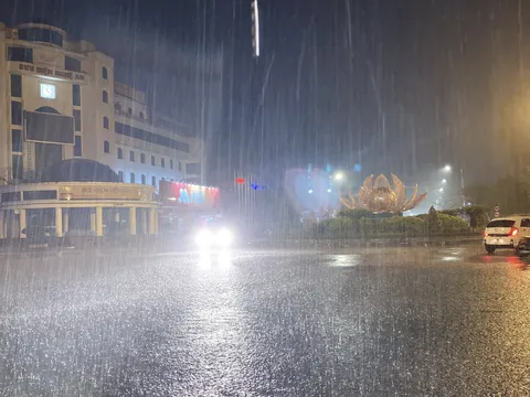 Nghệ An: Mưa xối xả, bà con đắp đê ngăn lũ ngay trong đêm