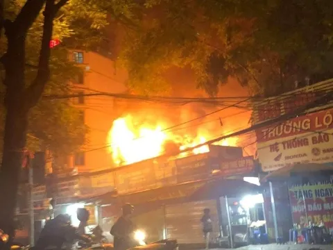 Hà Nội: Cháy lớn tại cửa hàng bán vật liệu, lửa lan cả sang 2 hộ xung quanh