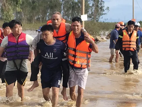 Quảng Nam: Cứu cụ ông 87 tuổi bị lũ cuốn, bấu víu vào bụi cây giữa dòng nước