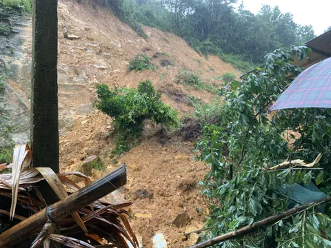 Hà Tĩnh: Mưa lớn, nguy cơ sạt lở đất, khẩn cấp di dời người dân đến nơi an toàn