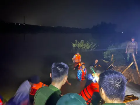 Hàng trăm người dầm mưa cứu đoạn đê bị vỡ ở Nghệ An