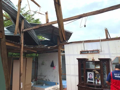 Cần Thơ: Mưa dông làm sập, tốc mái 34 căn nhà, 300 tấn lúa bị hư hại