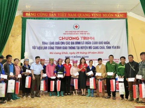 Hội Chữ thập đỏ TP Hà Nội: Trao quà cho các gia đình khó khăn tại Mù Cang Chải