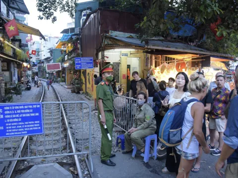 Hà Nội kiên quyết đóng cửa cà phê đường tàu