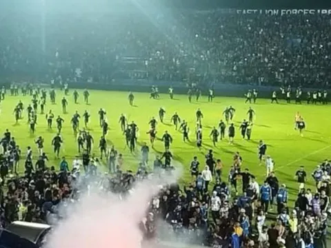 Bạo loạn trên sân bóng Indonesia khiến 129 người thiệt mạng