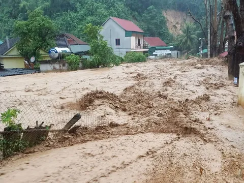Nghệ An: Lũ quét kinh hoàng cuốn trôi cả ô tô, nhà cửa khiến 1 cháu bé tử vong